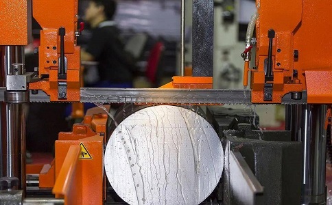 万宁立式金属带锯床切削出现跑带故障解决方法！